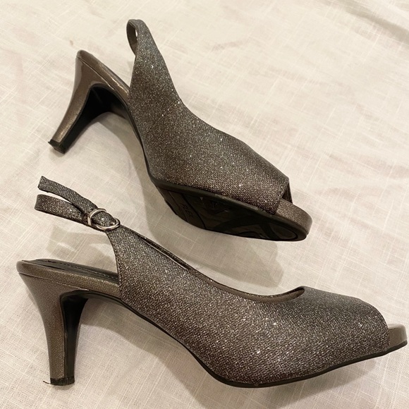 Life Stride Silver Heels - Picture 3 of 3